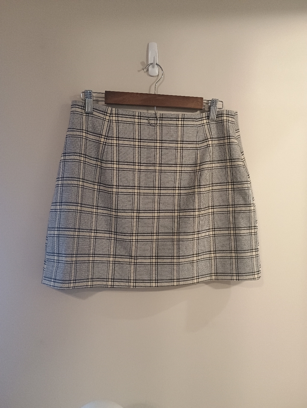 H&M  Grunge Style Divided Plaid Mini Skirt in Black and White - Picture 3 of 8